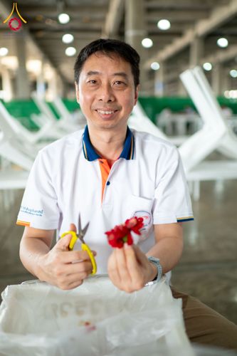 ภาพ No.279447:วันที่ 19-26 ธันวาคม พ.ศ. 2568 และ วันที่ 1 มกราคม พ.ศ.2569 รับบุญปลิดกลีบดอกไม้ เพื่อโปรยต้อนรับพระธรรมยาตรา