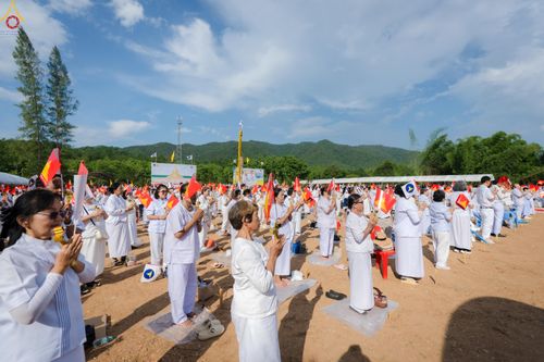 ภาพ No.331690:วันพุธที่ ๓ มิถุนายน พ.ศ.๒๕๖๙ พิธีทอดผ้าป่า ปฏิบัติธรรมกลั่นแผ่นดิน พิธีโปรยรัตนชาติ  และ พิธีตอกเสาเข็ม มงคลต้นแรก สถาปนา "องค์พระเจดีย์เพื่อสร้างสันติภาพโลก"  องค์แรก ครั้งแรกของลำปาง ประตูสู่ภาคเหนือ  ณ ศูนย์ปฏิบัติธรรมเถินเทิดธรรม อ.เถิน จ.ลำปาง