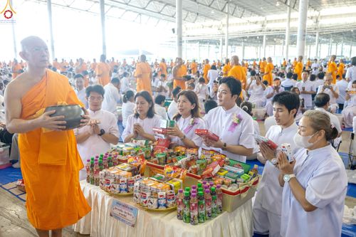 ภาพ No.327929:วันที่ 3 พฤษภาคม พ.ศ.2569 พิธีตักบาตร ข้าวสารอาหารแห้ง ณ บ้านแก้วเรือนทองคุณยายอาจารย์ฯ วัดพระธรรมกาย