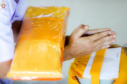 ภาพ No.63915:พิธีขอขมาและมอบผ้าไตรแด่นาคธรรมทายาท โครงการอุปสมบทบูชาธรรมมหาปูชนียาจารย์ วันอาทิตย์ที่ 20 พฤศจิกายน พ.ศ. 2565