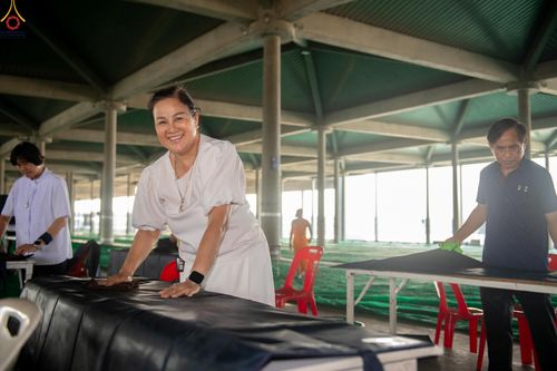 ภาพ No.322393:วันที่ 16 เมษายน พ.ศ.2569 การจัดเตรียมเบาะรองนอน เช็ดทำความสะอาด  เพื่องานถวายมหาสังฆทาน 40,000 กว่าวัดทั่วประเทศ วันคุ้มครองโลก 22 เมษายน พ.ศ.2569 วัดพระธรรมกาย