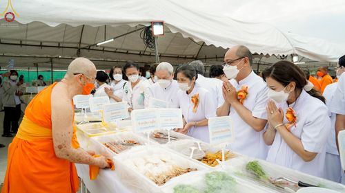 ภาพ No.70398:พิธีถวายภัตตาหารเป็นสังฆทาน แด่คณะพระธรรมยาตราฯ ในโครงการธรรมยาตราฯ ปีที่ 11 ณ อนุสรณ์สถานคลองบางนางแท่น อ.สามพราน จ.นครปฐม วันที่ 12 มกราคม พ.ศ. 2566