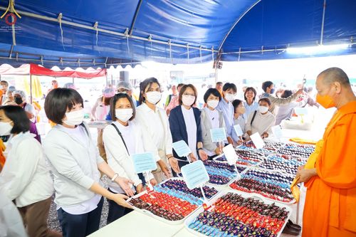 ภาพ No.74527:พิธีถวายภัตตาหารเป็นสังฆทาน แด่คณะพระธรรมยาตราฯ ในโครงการธรรมยาตรากตัญญูบูชา มหาปูชนียาจารย์ พระมงคลเทพมุนี(สด จนฺทสโร) พระผู้ปราบมาร อนุสรณ์สถาน 7 แห่ง ปีที่ 11 วันที่ 27 มกราคม พ.ศ. 2566