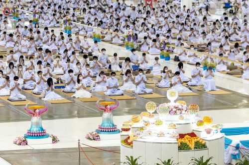 ภาพ No.65178:พิธีบูชาข้าวพระ และสาธุชนปฏิบัติธรรมร่วมกัน ในวันอาทิตย์ต้นเดือนที่ 4 ธันวาคม พ.ศ. 2565 ณ วัดพระธรรมกาย จ.ปทุมธานี