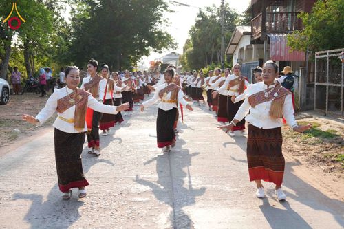 ภาพ No.323306:วันอาทิตย์ที่ 19 เมษายน พ.ศ. 2569 พิธีเจริญพระพุทธมนต์สมโภช “พระพุทธเมตตา” อัญเชิญพระบรมสารีริกธาตุ เพื่อบรรจุและประดิษฐาน ณ เกศมาลา “พระพุทธเมตตา” พระประธานในศาลาการเปรียญวัดหนองเต่า ณ วัดหนองเต่า ต.บึงพะไล อ.แก้งสนามนาง จ.นครราชสีมา
