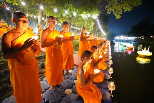 ภาพ No.292194:วันที่ 10 มกราคม พ.ศ. 2569 พิธีจุดประทีปถวายเป็นพุทธบูชา และบูชาธรรมมหาปูชนียาจารย์  ณ อนุสรณ์สถานคลองบางนางแท่น อ.สามพราน จ.นครปฐม ในโครงการธรรมยาตรา กตัญญูบูชา มหาปูชนียาจารย์ พระมงคลเทพมุนี(สด จนฺทสโร) พระผู้ปราบมาร อนุสรณ์สถาน 7 แห่ง ปีที่ 14