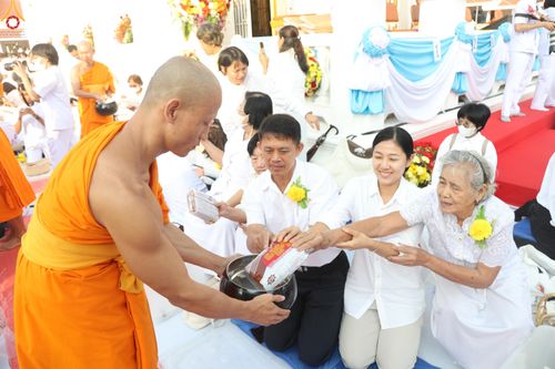 ภาพ No.297698:วันที่ 18 มกราคม พ.ศ. 2569 พิธีตักบาตรพระธรรมยาตรา ณ วัดโบสถ์บน ต.บางคูเวียง จ.นนทบุรี อนุสรณ์สถานลำดับที่ 4 สถานที่เกิดด้วยกายธรรม ในโครงการธรรมยาตรา กตัญญูบูชา มหาปูชนียาจารย์ พระมงคลเทพมุนี(สด จนฺทสโร) พระผู้ปราบมาร อนุสรณ์สถาน 7 แห่ง ปีที่ 14