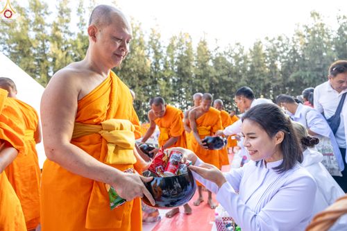 ภาพ No.289446:วันที่ 7 มกราคม พ.ศ. 2569 พิธีตักบาตรพระธรรมยาตรา ณ อนุสรณ์สถานลำดับที่ 1 สถานที่เกิดด้วยรูปกายเนื้อ อนุสรณ์สถานมหาวิหารพระมงคลเทพมุนี (โลตัสแลนด์) อ.สองพี่น้อง จ.สุพรรณบุรี ในโครงการธรรมยาตรา กตัญญูบูชา มหาปูชนียาจารย์ พระมงคลเทพมุนี(สด จนฺทสโร) พระผู้ป