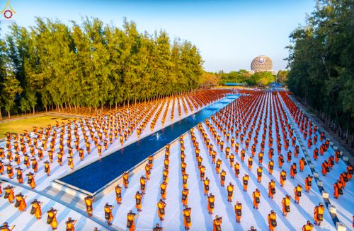 ภาพ No.281630:วันที่ 24 ธันวาคม พ.ศ.2568 พระธรรมยาตรา ปฏิบัติธรรม และถ่ายภาพหมู่ประวัติศาสตร์ ณ ลานหน้ามหาวิหารพระมงคลเทพมุนีฯ วัดพระธรรมกาย