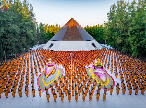 ภาพ No.106258:พระธรรมยาตราร่วมปฏิบัติธรรม และถ่ายภาพหมู่ประวัติศาสตร์ ในโครงการธรรมยาตรากตัญญูบูชา มหาปูชนียาจารย์ พระมงคลเทพมุนี(สด จนฺทสโร) พระผู้ปราบมาร  อนุสรณ์สถาน 7 แห่ง ปีที่ 12  วันที่ 4 มกราคม พ.ศ. 2567  ณ อนุสรณ์สถานมหาวิหารพระมงคลเทพมุนี จ.สุพรรณบุรี