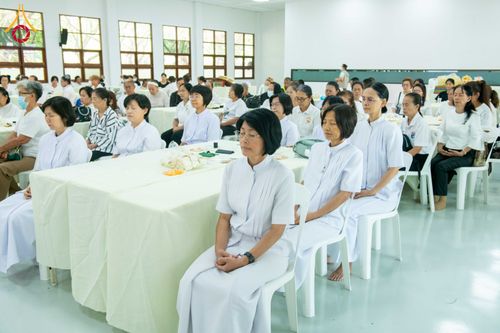 ภาพ No.327446:วันศุกร์ที่ 1 พฤษภาคม พ.ศ. 2569 รวมใจพสกนิกรชาวอำเภอคลองหลวง ประดิษฐ์ดอกไม้จันทน์ เพื่อใช้ในพิธีถวายดอกไม้จันทน์ในงานพระราชพิธีถวายพระเพลิงพระบรมศพ สมเด็จพระนางเจ้าสิริกิติ์ พระบรมราชินีนาถ พระบรมราชชนนีพันปีหลวง ณ วัดพระธรรมกาย