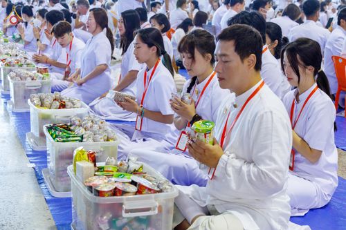 ภาพ No.76753:พิธีตักบาตรข้าวสารอาหารแห้ง  ณ บ้านแก้วเรือนทองคุณยายฯ สภาธรรมกายสากล  วัดพระธรรมกาย จ.ปทุมธานี  ในวันอาทิตย์ต้นเดือนที่ 6 มีนาคม พ.ศ. 2566