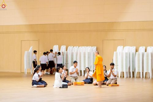 ภาพ No.246117:วันเสาร์ที่ 13 กันยายน พ.ศ. 2568 พิธีมอบผ้าไตรประธานกฐินสัมฤทธิ์เด็กดี V-Star ณ สภาธรรมกายสากล วัดพระธรรมกาย