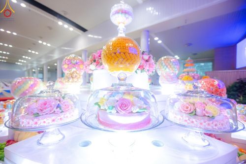 ภาพ No.139265:พิธีตักบาตร , พิธีบูชาข้าวพระ ณ ห้องแก้วสารพัด 1 สภาธรรมกายสากล วัดพระธรรมกาย วันอาทิตย์ต้นเดือนที่ 2 มิถุนายน พ.ศ. 2567