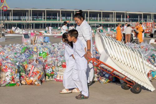 ภาพ No.187935:พิธีตักบาตรฉลองพระใหม่ ต้อนรับพุทธศักราช 2568 ณ ลานธรรมพระมหาธรรมกายเจดีย์ วัดพระธรรมกาย จ.ปทุมธานี วันที่ 1 มกราคม พ.ศ. 2568