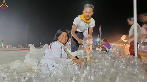 ภาพ No.130204:V.34 เพื่อธรรมเพื่อบางกล่ำ การรับบุญของเจ้าหน้าที่หน่วยงานต่างๆ  เพื่องานธรรมยาตราอัญเชิญพระบรมสารีริกธาตุ ประดิษฐาน ณ มหารัตนเจดีย์สิริปทุมสวรรค์ (เจดีย์อริยพุทธะ 5 พระองค์) ณ ศูนย์ปฏิบัติธรรมภาคใต้ อ.บางกล่ำ จ.สงขลา ระหว่างวันที่ 9-10 มีนาคม พ.ศ. 2567