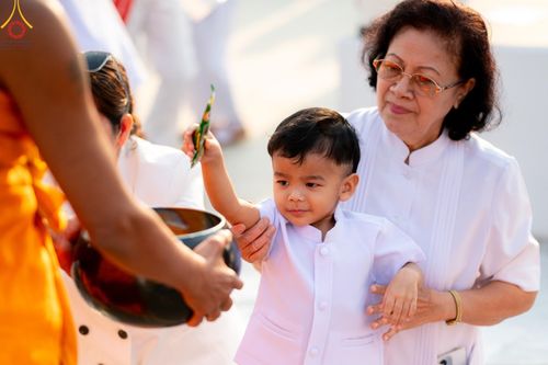 ภาพ No.201227:พิธีตักบาตรพระธรรมยาตรา ณ อนุสรณ์สถานลำดับที่ 5 สถานที่เผยแผ่วิชชาธรรมกายครั้งแรก อนุสรณ์สถานบางปลา วัดบางปลา อำเภอบางเลน จังหวัดนครปฐม ในโครงการธรรมยาตรา กตัญญูบูชา มหาปูชนียาจารย์ พระมงคลเทพมุนี(สด จนฺทสโร) พระผู้ปราบมาร อนุสรณ์สถาน 7 แห่ง ปีที่ 13