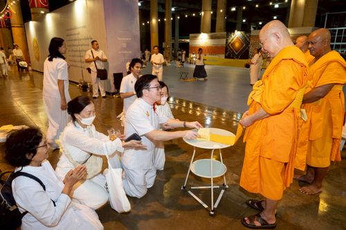 ภาพ No.224162:วันวิสาขบูชา วันอาทิตย์ที่ 11 พฤษภาคม พ.ศ. 2568 พิธีจุดวิสาขประทีป ,  พิธีเวียนประทักษิณรอบพระมหาธรรมกายเจดีย์ , พิธีฉลองชัยสวดมนต์บทธัมมจักกัปปวัตตนสูตร ครบ 7,357,000,000 จบ ณ มหารัตนวิหารคด วัดพระธรรมกาย