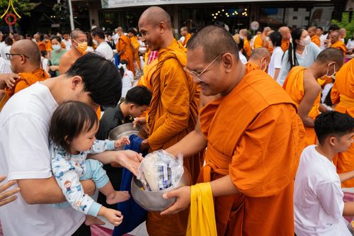 ภาพ No.126243:พิธีทำบุญเมืองนครราชสีมา ฉลอง 556 ปี ตักบาตรพระ 10,000 รูป ในวันเสาร์ที่ 2 มีนาคม พ.ศ.2567 ณ อนุสาวรีย์ท้าวสุรนารี จ.นครราชสีมา จัดโดย คณะสงฆ์จังหวัดนครราชสีมา ร่วมกับสำนักงานจังหวัดนครราชสีมา