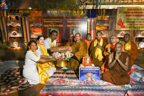 ภาพ No.284110:วันที่ ๔ พฤศจิกายน พุทธศักราช ๒๕๖๘ กฐินสมทบวัดต่างประเทศ โดยคณะศิษยานุศิษย์ บูชาธรรม 81 ปี หลวงพ่อธัมมชโย ณ วัดมหาโพธิ์ เมืองพุทธคยา ประเทศอินเดีย