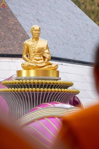 ภาพ No.289172:วันที่ 7 มกราคม พ.ศ. 2569 พิธีตักบาตรพระธรรมยาตรา ณ อนุสรณ์สถานลำดับที่ 1 สถานที่เกิดด้วยรูปกายเนื้อ อนุสรณ์สถานมหาวิหารพระมงคลเทพมุนี (โลตัสแลนด์) อ.สองพี่น้อง จ.สุพรรณบุรี ในโครงการธรรมยาตรา กตัญญูบูชา มหาปูชนียาจารย์ พระมงคลเทพมุนี(สด จนฺทสโร) พระผู้ป