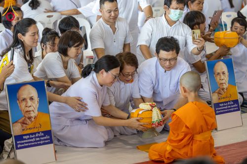 ภาพ No.319594:วันเสาร์ที่ 4 เมษายน พ.ศ.2569 พิธีขอขมา มอบผ้าไตร และถวายบาตรแด่นาคธรรมทายาท ในโครงการบรรพชาสามเณรฟื้นฟูพระพุทธศาสนาทั่วไทย โครงการหน่อแก้วเปรียญธรรม รุ่นที่ 14 โครงการสามเณรยุวธรรมทายาท รุ่นที่ 34 โครงการสามเณรมัชฌิมธรรมทายาท รุ่นที่ 30 ณ สภาธรรมกายสากล