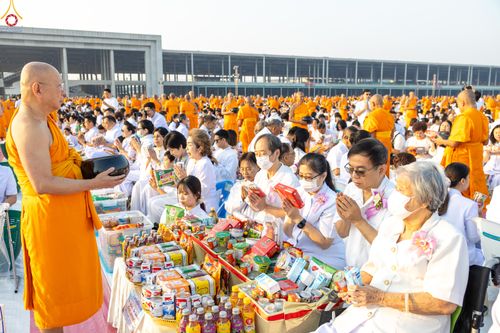 ภาพ No.279856:วันที่ 1 มกราคม พ.ศ.2569 พิธีตักบาตรในวันขึ้นปีใหม่ ณ ลานธรรม วัดพระธรรมกาย