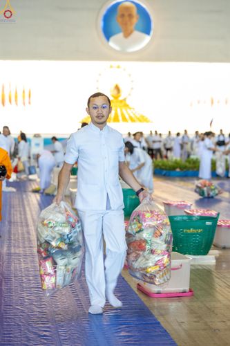 ภาพ No.311461:วันอาทิตย์ต้นเดือนที่ 1 มีนาคม พ.ศ.2569 พิธีตักบาตร และ พิธีบูชาข้าวพระ ณ สภาธรรมกายสากล วัดพระธรรมกาย