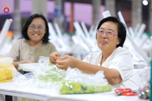 ภาพ No.303304:วันที่ 15-21 มกราคม พ.ศ.2569 ปลิดกลีบดอกเบญจทรัพย์ เพื่อโปรยต้อนรับพระธรรมยาตรา ในโครงการธรรมยาตรา กตัญญูบูชา มหาปูชนียาจารย์ พระมงคลเทพมุนี(สด จนฺทสโร) พระผู้ปราบมาร อนุสรณ์สถาน 7 แห่ง ปีที่ 14 ณ วิหารคด วัดพระธรรมกาย