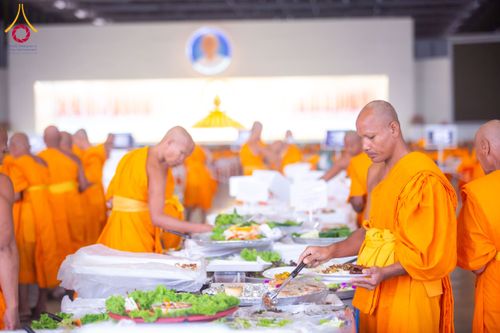 ภาพ No.202841:พิธีถวายภัตตาหารเป็นสังฆทาน แด่พระธรรมยาตรา ณ วัดพระธรรมกาย ตำบลคลองสาม อำเภอคลองหลวง จังหวัดปทุมธานี ในโครงการธรรมยาตรา กตัญญูบูชา มหาปูชนียาจารย์ พระมงคลเทพมุนี(สด จนฺทสโร) พระผู้ปราบมาร อนุสรณ์สถาน 7 แห่ง ปีที่ 13 วันที่ 28 มกราคม พ.ศ. 2568