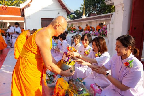 ภาพ No.197796:พิธีตักบาตรพระธรรมยาตรา ณ อนุสรณ์สถานลำดับที่ 4 สถานที่เกิดด้วยกายธรรม วัดโบสถ์(บน) ต.บางคูเวียง จ.นนทบุรี ในโครงการธรรมยาตรา กตัญญูบูชา มหาปูชนียาจารย์ พระมงคลเทพมุนี(สด จนฺทสโร) พระผู้ปราบมาร อนุสรณ์สถาน 7 แห่ง ปีที่ 13 วันที่ 19 มกราคม พ.ศ. 2568