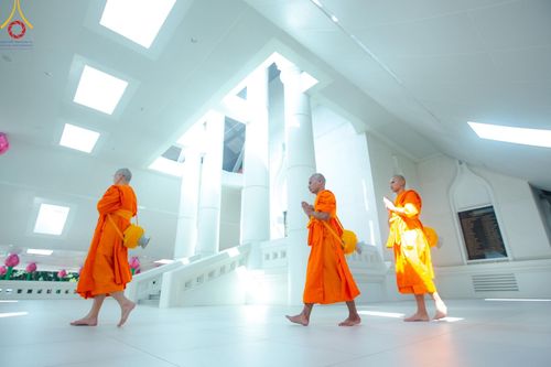 ภาพ No.159859:พิธีตัดปอยผมปลงผมนาคธรรมทายาท, พิธีบรรพชาอุปสมบทหมู่ โครงการอุปสมบทหมู่บูชาธรรม 140 ปี พระมงคลเทพมุนี (สด จนฺทสโร) ณ โบสถ์พระไตรปิฏก วัดพระธรรมกาย วันเสาร์ที่ 5 ตุลาคม พ.ศ. 2567