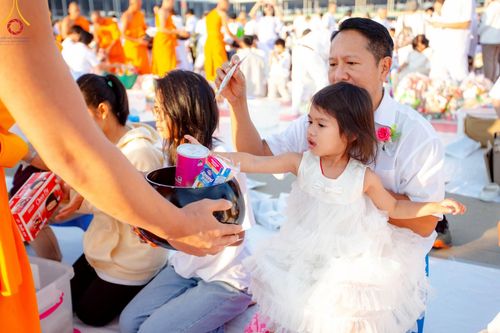 ภาพ No.187893:พิธีตักบาตรฉลองพระใหม่ ต้อนรับพุทธศักราช 2568 ณ ลานธรรมพระมหาธรรมกายเจดีย์ วัดพระธรรมกาย จ.ปทุมธานี วันที่ 1 มกราคม พ.ศ. 2568