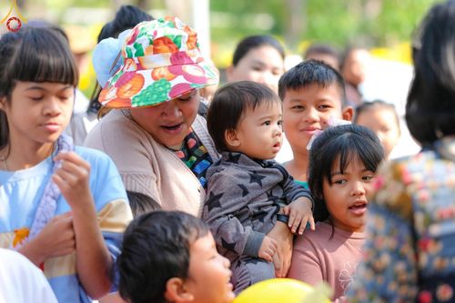 ภาพ No.194023:วัดพระธรรมกาย จัดงานวันเด็กแห่งชาติ ประจำปี พ.ศ.2568 ออกร้านอาหาร 200 ร้าน มอบของขวัญหลายหมื่นชิ้น วันที่ 12 มกราคม พ.ศ. 2568 วัดพระธรรมกาย อ.คลองหลวง จ.ปทุมธานี