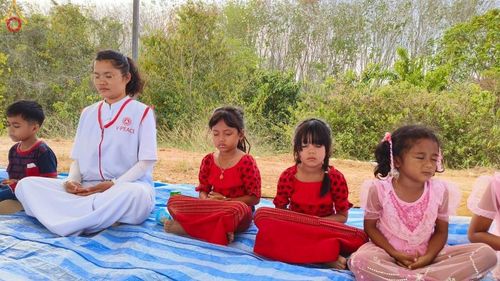 ภาพ No.130162:V.34 เพื่อธรรมเพื่อบางกล่ำ การรับบุญของเจ้าหน้าที่หน่วยงานต่างๆ  เพื่องานธรรมยาตราอัญเชิญพระบรมสารีริกธาตุ ประดิษฐาน ณ มหารัตนเจดีย์สิริปทุมสวรรค์ (เจดีย์อริยพุทธะ 5 พระองค์) ณ ศูนย์ปฏิบัติธรรมภาคใต้ อ.บางกล่ำ จ.สงขลา ระหว่างวันที่ 9-10 มีนาคม พ.ศ. 2567