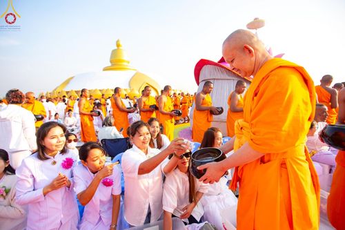 ภาพ No.201185:พิธีตักบาตรพระธรรมยาตรา ณ อนุสรณ์สถานลำดับที่ 5 สถานที่เผยแผ่วิชชาธรรมกายครั้งแรก อนุสรณ์สถานบางปลา วัดบางปลา อำเภอบางเลน จังหวัดนครปฐม ในโครงการธรรมยาตรา กตัญญูบูชา มหาปูชนียาจารย์ พระมงคลเทพมุนี(สด จนฺทสโร) พระผู้ปราบมาร อนุสรณ์สถาน 7 แห่ง ปีที่ 13