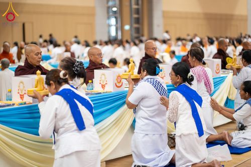ภาพ No.60102:พิธีเจริญพระพุทธมนต์ "ฉลองอายุวัฒนมงคล 80 ปี หลวงพ่อธัมมชโย" พิธีถวายไทยธรรม คณะสงฆ์ 10,000 กว่าวัดทั่วประเทศ ในวันคุ้มครองโลก วันจันทร์ที่ 22 เมษายน พ.ศ. 2567 ณ สภาธรรมกายสากล วัดพระธรรมกาย จ.ปทุมธานี