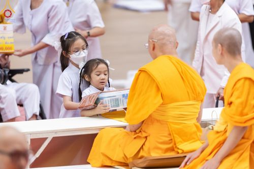 ภาพ No.145393:พิธีถวายผ้าอาบน้ำฝนและประทีปโคมไฟ ณ สภาธรรมกายสากล วัดพระธรรมกาย วันเสาร์ที่ 20 กรกฎาคม พ.ศ. 2567