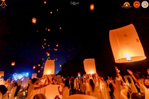 ภาพ No.224636:วันจันทร์ที่ 12 พฤษภาคม พ.ศ. 2568  ชาวพุทธในอินโดนีเซีย ร่วมฉลองวิสาขบูชาจุดประทีปกว่า 200,000 ดวง ณ พระมหาเจดีย์บรมพุทโธ  เจริญพุทธมนต์ถวาย “พระวชิรเกล้าเจ้าอยู่หัว”