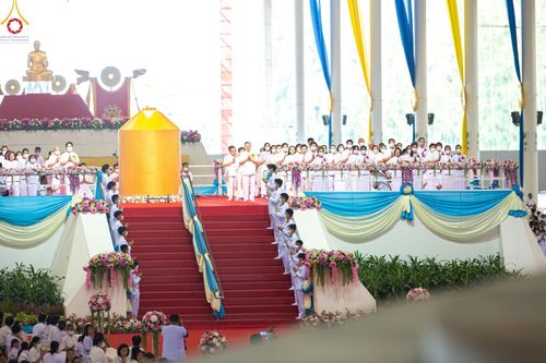 ภาพ No.86997:พิธีตักบาตร , พิธีบูชาข้าวพระ , พิธีจุดเทียนใจ ไฟนิรันดร์ อนันตชัย ในวันอาทิตย์ต้นเดือน 3 กันยายน พ.ศ. 2566 ณ วัดพระธรรมกาย