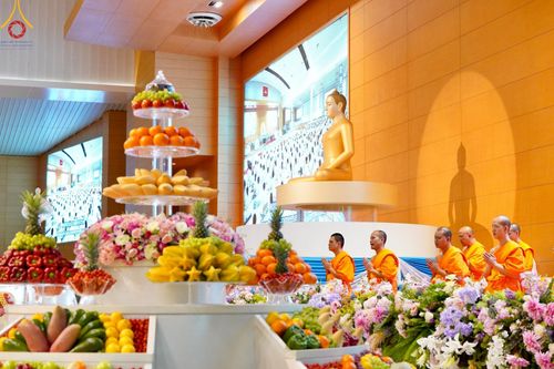 ภาพ No.139223:พิธีตักบาตร , พิธีบูชาข้าวพระ ณ ห้องแก้วสารพัด 1 สภาธรรมกายสากล วัดพระธรรมกาย วันอาทิตย์ต้นเดือนที่ 2 มิถุนายน พ.ศ. 2567