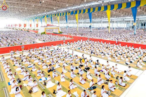 ภาพ No.167650:พิธีตักบาตรและพิธีบูชาข้าวพระ ในวันอาทิตย์ที่ 3 พฤศจิกายน พ.ศ. 2567 ณ วัดพระธรรมกาย