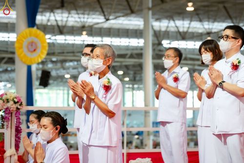 ภาพ No.89595:พิธีตักบาตร ข้าวสารอาหารแห้ง พิธีบูชาข้าวพระ และพิธีจุดเทียนใจ ไฟนิรันดร์  อนันตชัย ณ สภาธรรมกายสากล วัดพระธรรมกาย วันอาทิตย์ที่ 1 ตุลาคม พ.ศ. 2566