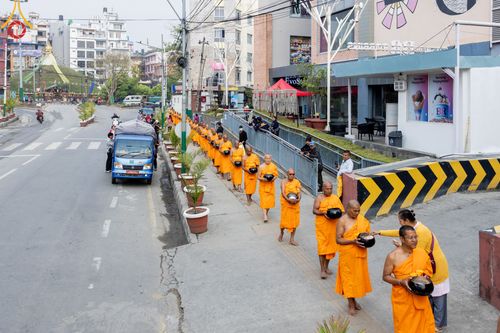 ภาพ No.317223:วันอังคารที่ 31 มีนาคม พ.ศ.2569 จาริกบิณฑบาตแห่งศรัทธา จากวัดอเชศวรสู่สี่แยกปาตันและวัดศรี ประเทศเนปาล