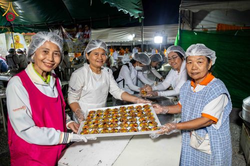 ภาพ No.300950:วันที่ 23 มกราคม พ.ศ. 2569 พิธีถวายภัตตาหารเป็นสังฆทาน แด่พระธรรมยาตรา ณ อนุสรณ์สถานบางปลา วัดบางปลา อำเภอบางเลน จังหวัดนครปฐม ในโครงการธรรมยาตรา กตัญญูบูชา มหาปูชนียาจารย์ พระมงคลเทพมุนี(สด จนฺทสโร) พระผู้ปราบมาร อนุสรณ์สถาน 7 แห่ง ปีที่ 14