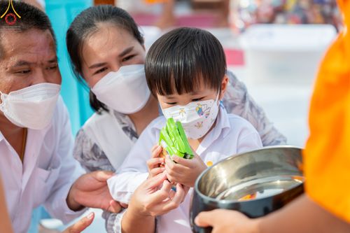 ภาพ No.49659:ประมวลภาพพิธีตักบาตรพระสงฆ์ 1,091 รูป เนื่องในวันแม่แห่งชาติ ณ ตลาดจัมโบ้ ชุดที่ 2