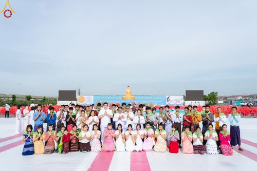 ภาพ No.49655:ประมวลภาพพิธีตักบาตรพระสงฆ์ 1,091 รูป เนื่องในวันแม่แห่งชาติ ณ ตลาดจัมโบ้ ชุดที่ 2