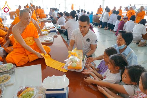 ภาพ No.315463:วันที่ 21 มีนาคม พ.ศ. 2569 พิธีถวายภัตตาหารเมนูสวรรค์ เพื่อการบรรลุธรรม ณ หอฉันคุณยายอาจารย์ฯ วัดพระธรรมกาย