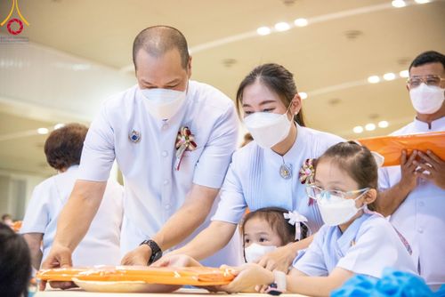 ภาพ No.86372:วันธรรมชัย ปีที่ 55 พิธีทอดผ้าป่ากฐินสมทบครั้งที่1, พิธีเจริญพุทธมนต์ ลูกนิมิตมหาสมบัติฯ พิธีจุดประทีป,พิธีฉลองชัยสวดมนต์บทธัมมจักกัปปวัตนสูตร วันอาทิตย์ที่ 27 สิงหาคม พ.ศ.2566 ณ สภาธรรมกายสากล / มหารัตนวิหารคด วัดพระธรรมกาย