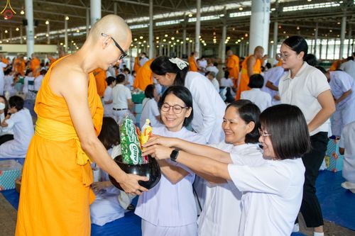 ภาพ No.345421:วันพฤหัสบดีที่ 27 สิงหาคม พ.ศ.2569 พิธีตักบาตรในวันธรรมชัย ณ สภาธรรมกายสากล วัดพระธรรมกาย ปทุมธานี